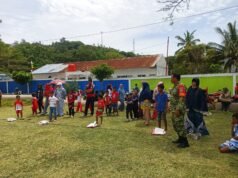 Meriahkan Kemerdekaan, Babinsa Sertu Darwis Pantau Lomba Balap Karung di Lapangan Jurong Kebun Merica