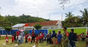 Meriahkan Kemerdekaan, Babinsa Sertu Darwis Pantau Lomba Balap Karung di Lapangan Jurong Kebun Merica