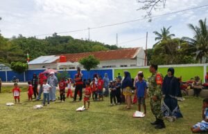Meriahkan Kemerdekaan, Babinsa Sertu Darwis Pantau Lomba Balap Karung di Lapangan Jurong Kebun Merica