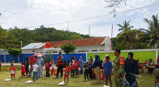 Meriahkan Kemerdekaan, Babinsa Sertu Darwis Pantau Lomba Balap Karung di Lapangan Jurong Kebun Merica