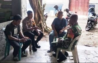 Babinsa Kuta Timu dan Babinkamtibmas Jalin Silaturahmi Lewat Komsos, Pastikan Situasi Wilayah Aman Kondusif