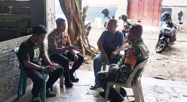 Babinsa Kuta Timu dan Babinkamtibmas Jalin Silaturahmi Lewat Komsos, Pastikan Situasi Wilayah Aman Kondusif