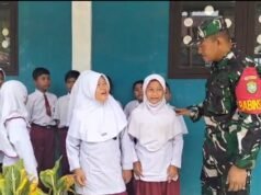 Babinsa Krueng Raya Komsos ke SDN 17, Tanamkan Semangat Belajar dan Gaya Hidup Sehat