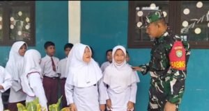 Babinsa Krueng Raya Komsos ke SDN 17, Tanamkan Semangat Belajar dan Gaya Hidup Sehat