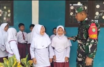 Babinsa Krueng Raya Komsos ke SDN 17, Tanamkan Semangat Belajar dan Gaya Hidup Sehat