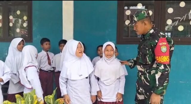 Babinsa Krueng Raya Komsos ke SDN 17, Tanamkan Semangat Belajar dan Gaya Hidup Sehat