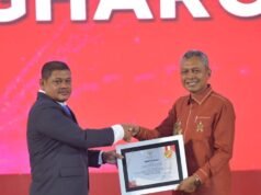 Gubernur Aceh Menyerahkan Penghargaan Untuk PLT KADISTANBUN Aceh Dalam Rangka HUT Damai Aceh Ke 21