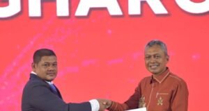 Gubernur Aceh Menyerahkan Penghargaan Untuk PLT KADISTANBUN Aceh Dalam Rangka HUT Damai Aceh Ke 21