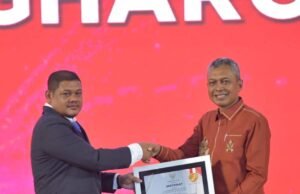 Gubernur Aceh Menyerahkan Penghargaan Untuk PLT KADISTANBUN Aceh Dalam Rangka HUT Damai Aceh Ke 21
