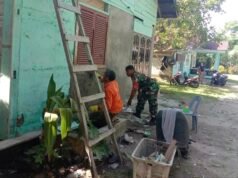 Babinsa Balohan Turun Langsung Bantu Rehab Rumah Warga, Wujud Kepedulian TNI di Tengah Masyarakat