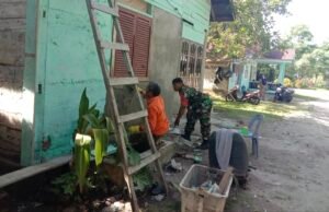 Babinsa Balohan Turun Langsung Bantu Rehab Rumah Warga, Wujud Kepedulian TNI di Tengah Masyarakat