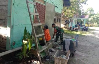 Babinsa Balohan Turun Langsung Bantu Rehab Rumah Warga, Wujud Kepedulian TNI di Tengah Masyarakat