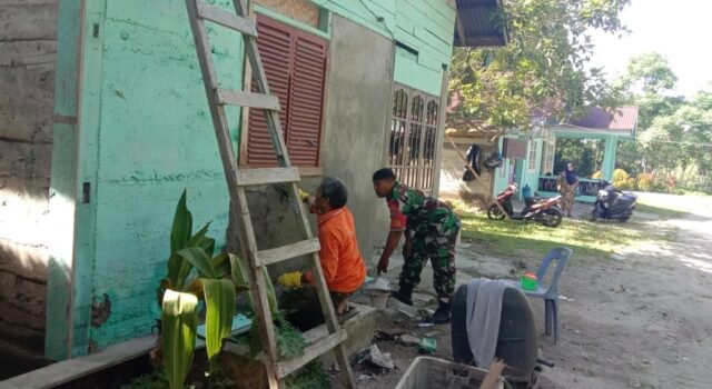 Babinsa Balohan Turun Langsung Bantu Rehab Rumah Warga, Wujud Kepedulian TNI di Tengah Masyarakat