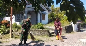 Babinsa Kuta Timu Gotong Royong Bersama Warga, Bersihkan Lingkungan Demi Wilayah Sehat dan Nyaman