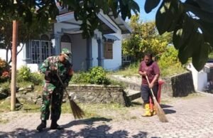 Babinsa Kuta Timu Gotong Royong Bersama Warga, Bersihkan Lingkungan Demi Wilayah Sehat dan Nyaman