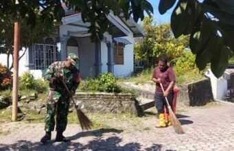 Babinsa Kuta Timu Gotong Royong Bersama Warga, Bersihkan Lingkungan Demi Wilayah Sehat dan Nyaman