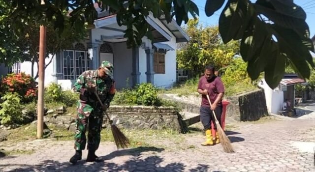 Babinsa Kuta Timu Gotong Royong Bersama Warga, Bersihkan Lingkungan Demi Wilayah Sehat dan Nyaman