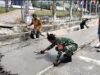 Babinsa Beurawang Sigap Bantu Warga Pekerja Bangunan, Wujud Kepedulian & Kemanunggalan TNI–Rakyat