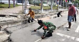 Babinsa Beurawang Sigap Bantu Warga Pekerja Bangunan, Wujud Kepedulian & Kemanunggalan TNI–Rakyat