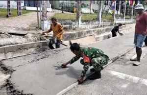 Babinsa Beurawang Sigap Bantu Warga Pekerja Bangunan, Wujud Kepedulian & Kemanunggalan TNI–Rakyat