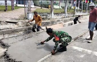 Babinsa Beurawang Sigap Bantu Warga Pekerja Bangunan, Wujud Kepedulian & Kemanunggalan TNI–Rakyat