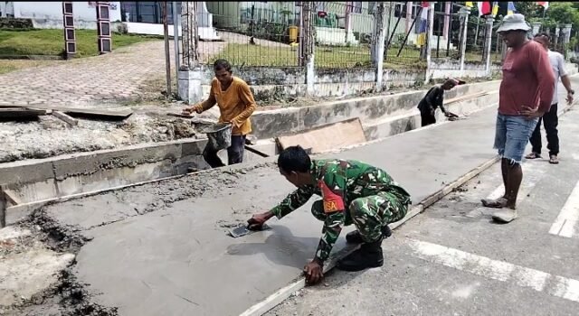 Babinsa Beurawang Sigap Bantu Warga Pekerja Bangunan, Wujud Kepedulian & Kemanunggalan TNI–Rakyat