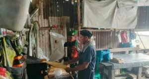 Kunjungi Tempat Pembuatan Mie: Babinsa Kuta Ateuh Dampingi Usaha Warga Binaan, Dorong Ekonomi Berkembang