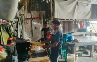 Kunjungi Tempat Pembuatan Mie: Babinsa Kuta Ateuh Dampingi Usaha Warga Binaan, Dorong Ekonomi Berkembang