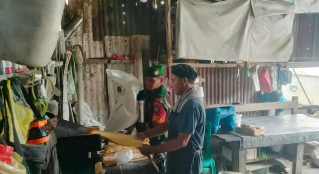 Kunjungi Tempat Pembuatan Mie: Babinsa Kuta Ateuh Dampingi Usaha Warga Binaan, Dorong Ekonomi Berkembang