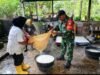 Bukan Sekadar Bertugas, Babinsa Batee Shoek Ikut Turun Tangan Bantu Usaha Warga
