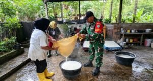 Bukan Sekadar Bertugas, Babinsa Batee Shoek Ikut Turun Tangan Bantu Usaha Warga