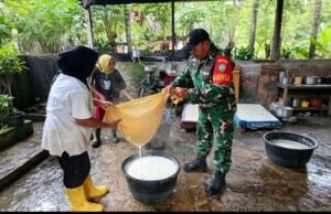 Bukan Sekadar Bertugas, Babinsa Batee Shoek Ikut Turun Tangan Bantu Usaha Warga