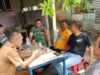 Babinsa Kuta Barat Komsos di Warung Kopi, Perkuat Silaturahmi dan Kepedulian Warga