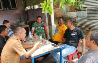 Babinsa Kuta Barat Komsos di Warung Kopi, Perkuat Silaturahmi dan Kepedulian Warga