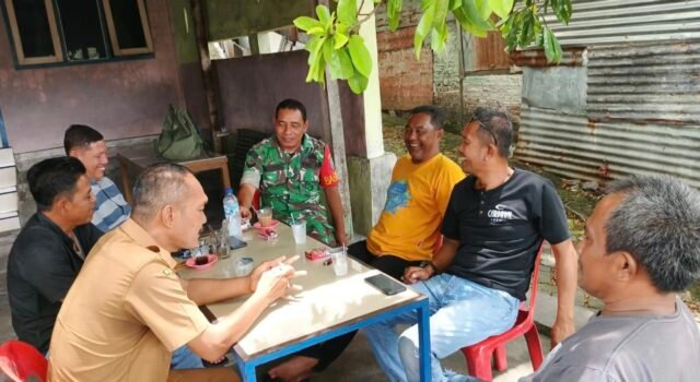 Babinsa Kuta Barat Komsos di Warung Kopi, Perkuat Silaturahmi dan Kepedulian Warga