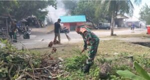 Babinsa Keuneukai Turun Langsung Bersama Warga, Wujudkan Lingkungan Bersih dan Nyaman