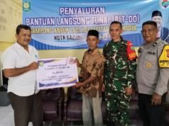 Babinsa dan Aparatur Gampong Bersinergi, BLT-DD Tahap VIII Disalurkan kepada Warga Aneuk Laot