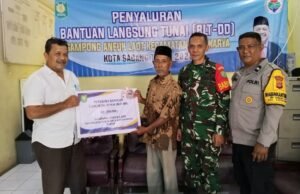 Babinsa dan Aparatur Gampong Bersinergi, BLT-DD Tahap VIII Disalurkan kepada Warga Aneuk Laot