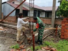 Babinsa Kuta Barat Bantu Bangun Konstruksi Rumah, Wujudkan Kemanunggalan TNI Bersama Rakyat