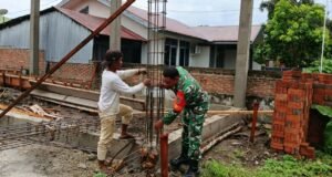 Babinsa Kuta Barat Bantu Bangun Konstruksi Rumah, Wujudkan Kemanunggalan TNI Bersama Rakyat
