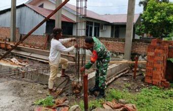 Babinsa Kuta Barat Bantu Bangun Konstruksi Rumah, Wujudkan Kemanunggalan TNI Bersama Rakyat