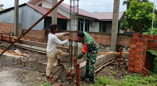 Babinsa Kuta Barat Bantu Bangun Konstruksi Rumah, Wujudkan Kemanunggalan TNI Bersama Rakyat