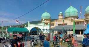 Babinsa Balohan Gotong Royong Bersama Warga, Siapkan Tempat Pelaksanaan Maulid Nabi Muhammad SAW