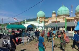 Babinsa Balohan Gotong Royong Bersama Warga, Siapkan Tempat Pelaksanaan Maulid Nabi Muhammad SAW