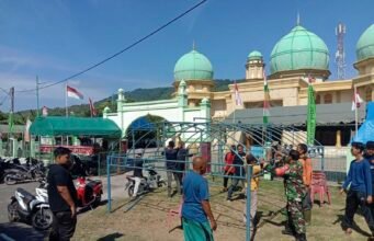 Babinsa Balohan Gotong Royong Bersama Warga, Siapkan Tempat Pelaksanaan Maulid Nabi Muhammad SAW