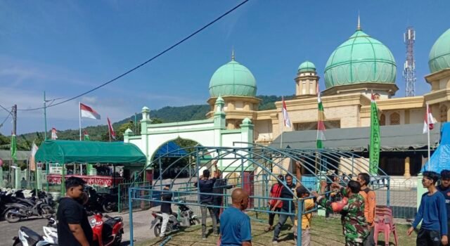 Babinsa Balohan Gotong Royong Bersama Warga, Siapkan Tempat Pelaksanaan Maulid Nabi Muhammad SAW