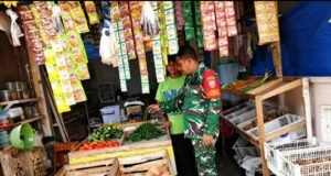 Babinsa Kuta Barat Cek Harga dan Stok Cabai, Pastikan Ketersediaan Bahan Pokok di Wilayah Binaan