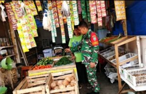 Babinsa Kuta Barat Cek Harga dan Stok Cabai, Pastikan Ketersediaan Bahan Pokok di Wilayah Binaan