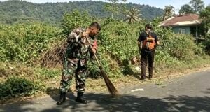 Jaga Kebersihan Lingkungan, Babinsa dan Warga Balohan Bersatu Melalui Gotong Royong