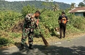 Jaga Kebersihan Lingkungan, Babinsa dan Warga Balohan Bersatu Melalui Gotong Royong